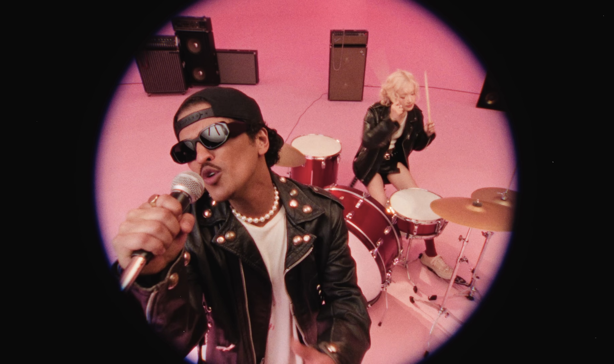 로제 &quot;아파트&quot; 뮤직비디오 한 장면