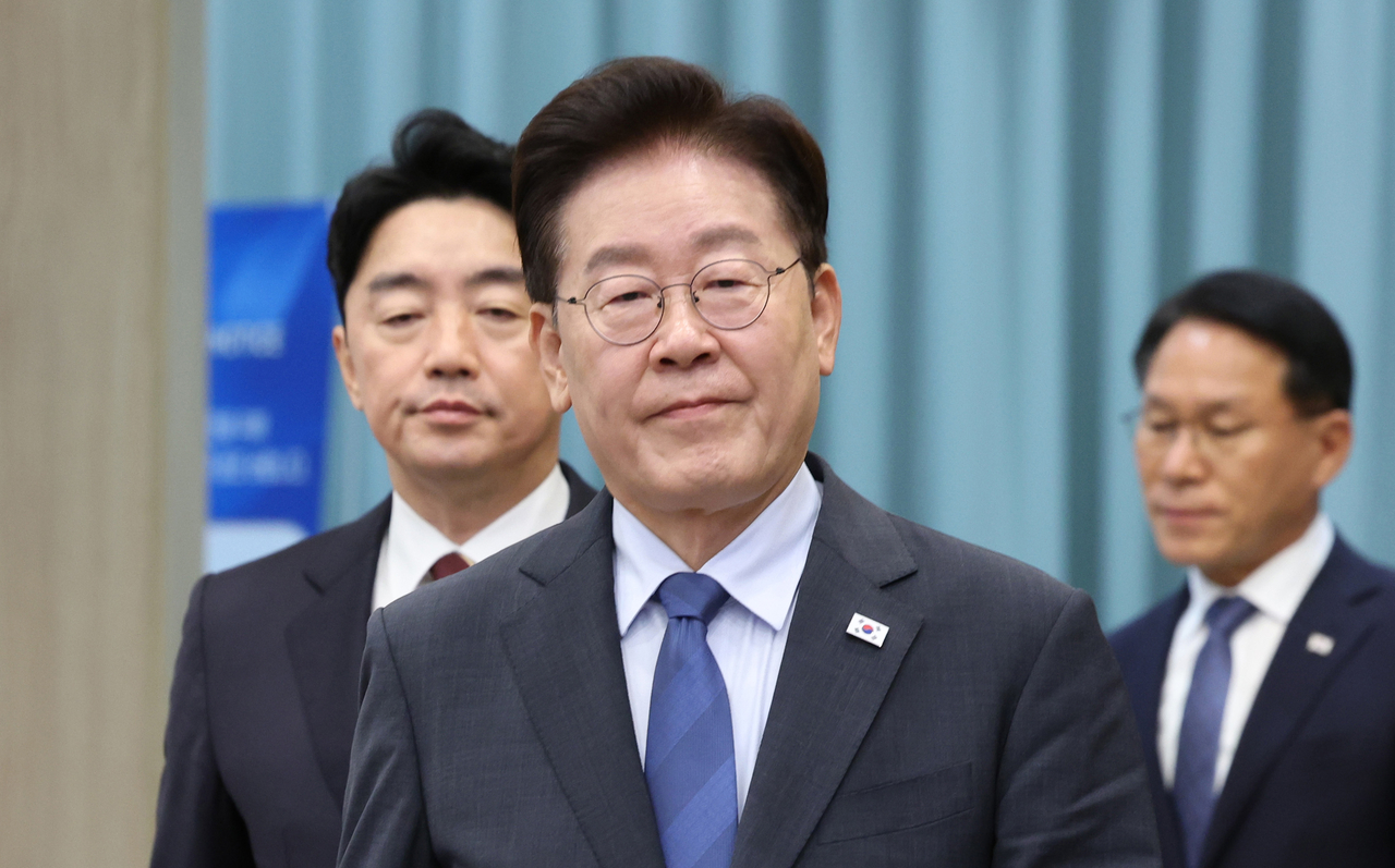 이 대통령 지지율 최저, 국정수행 평가 하락 배경과 여론조사 결과 정리 참고 이미지 2