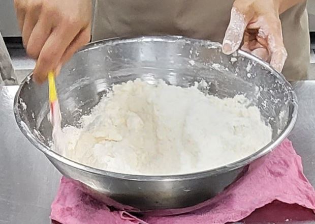 크림(버터, 설탕, 소금)과 박력분, 소다 혼합