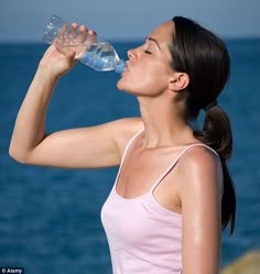 어깨에-땀이-흐르는-여성이-잠시쉬면서-물을-마시는-모습