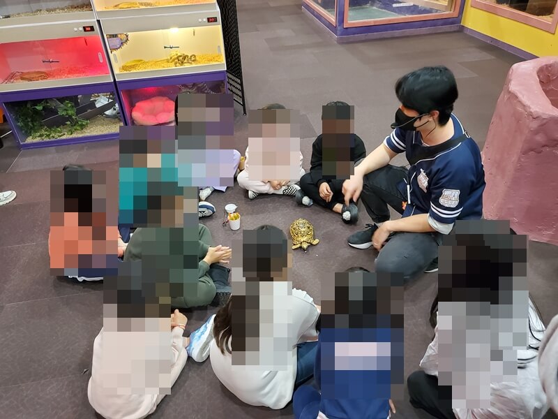 하이브실내동물원 설명듣는 아이들