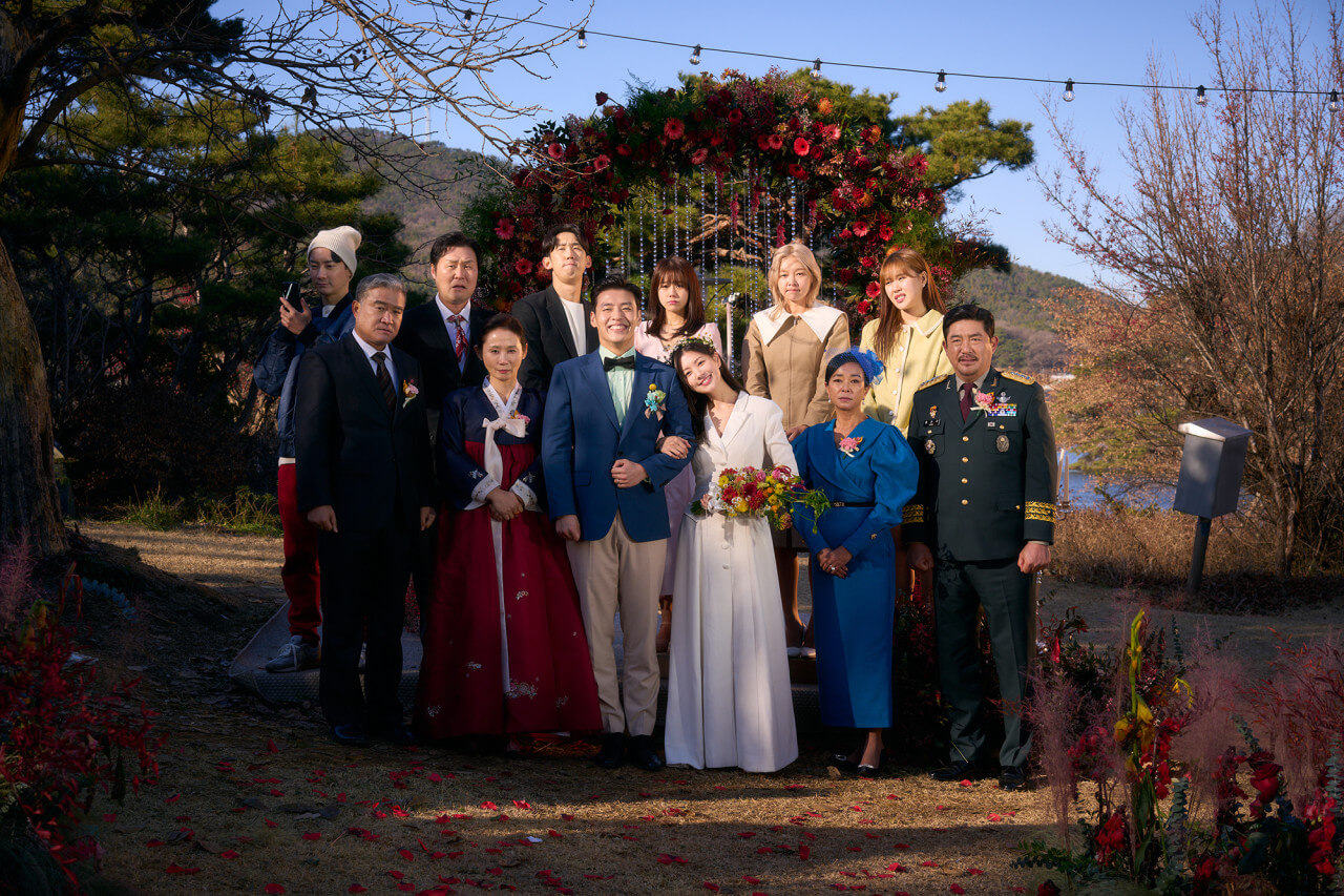 나라와 정열의 가족 사진 속 양가 가족들과 친구들