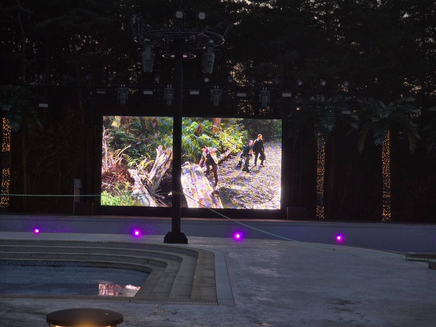 야외스파장에서 상영중인 영화 쥐라기공원