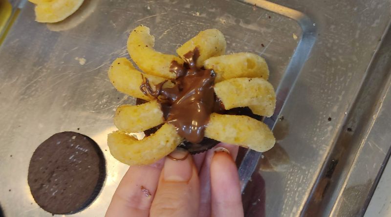 오레오에 누텔라를 가득 올리고 양파과자를 붙여줌