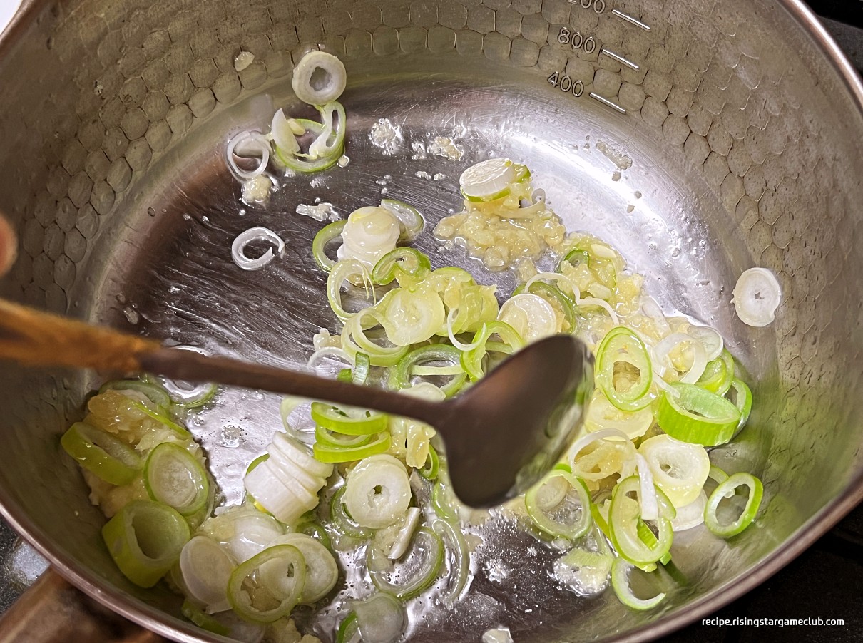 순두부 찌개에 들어갈 마늘 파 기름을 만드는 사진