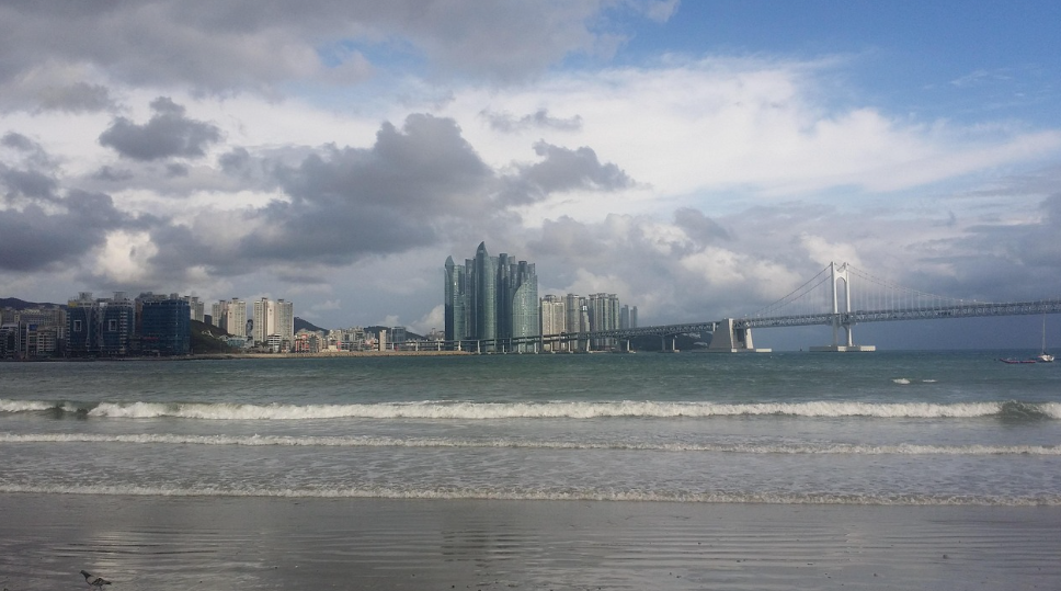 부산의 대표 해변, 해운대와 광안리에서 즐기는 특별한 여행