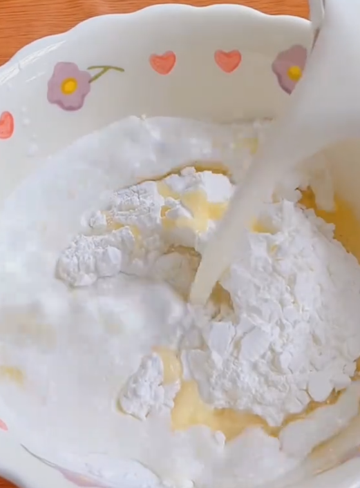 우유와 하얀 가루를 내열 볼에 담아 섞는 모습