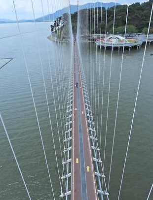 충남 예산군 응봉면 예당호 출렁다리