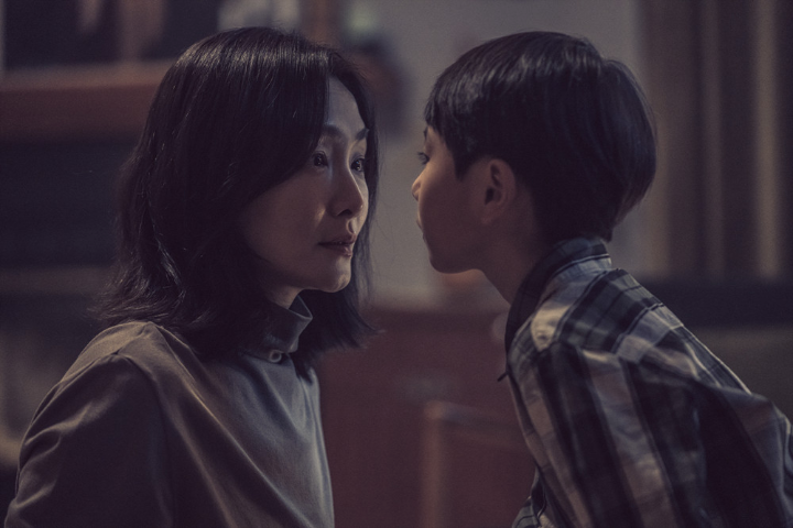 가까이에서현우를바라보는이삭
