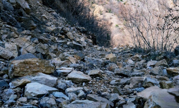 돌이많이-쌓여있는-산