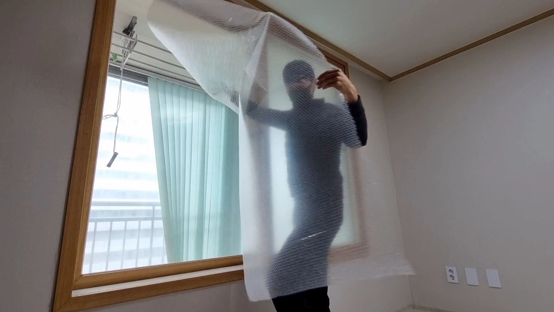 뽁뽁이 붙이는 모습