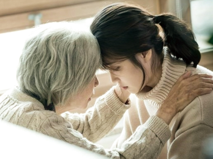 지안을_껴안는_할머니