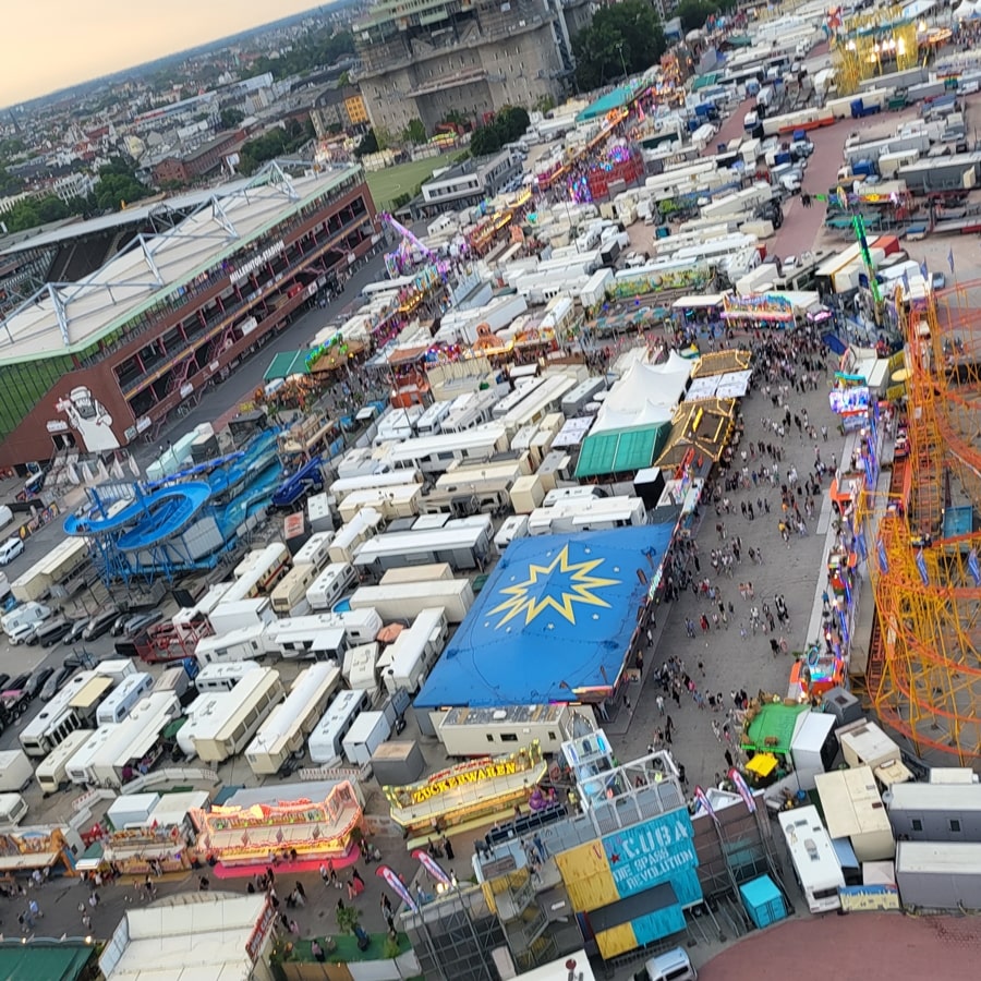 2022년 여름 함부르크 돔 이동식 트레일러들