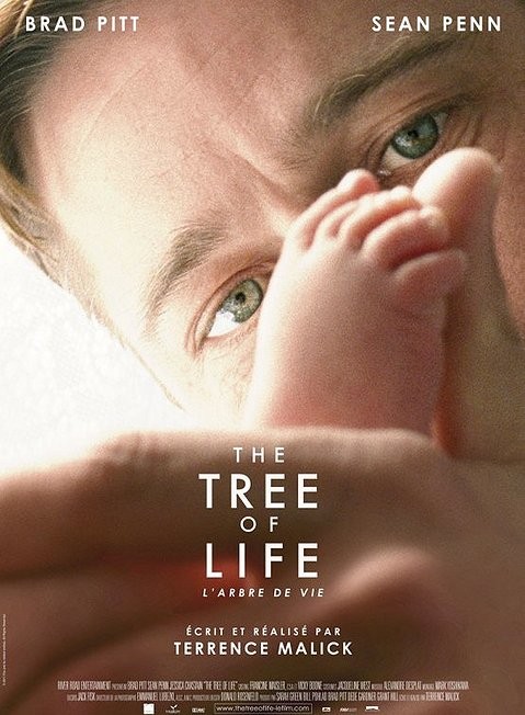 브래드 피트가 아기의 발을 감싸 쥐고 있는 장면이 클로즈업된 영화 The Tree of Life의 공식 포스터. 포스터 상단에는 배우 브래드 피트(Brad Pitt)와 숀 펜(Sean Penn)의 이름이 있으며, 중앙에는 영어 제목 "The Tree of Life"와 프랑스어 제목 "L'Arbre de Vie"가 적혀 있고, 하단에는 감독 테렌스 맬릭(Terrence Malick)의 이름이 기재되어 있다. 전체적으로 부드러운 톤과 감성적인 분위기를 강조한 디자인.