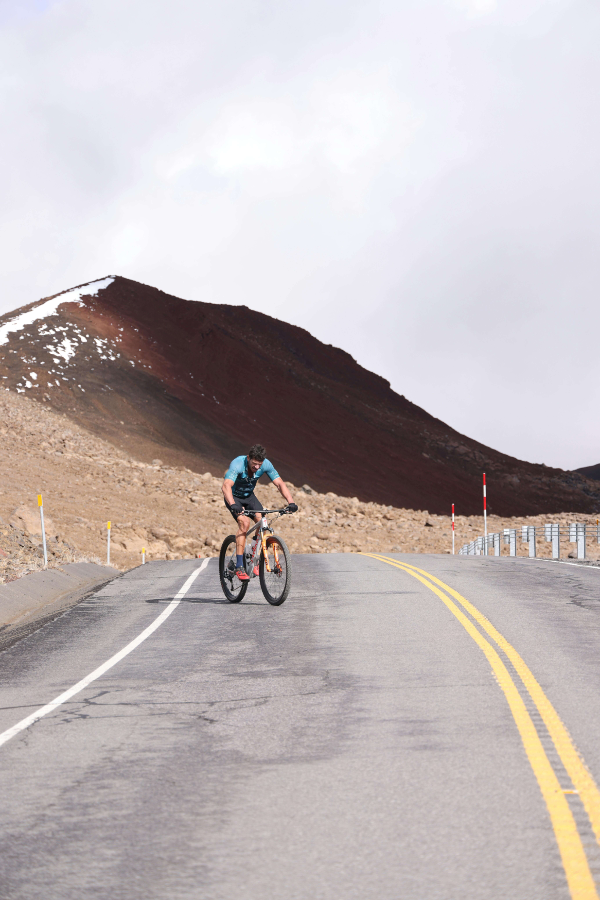 빅아일랜드-마우나-케아-바이크-타는-남성-사진