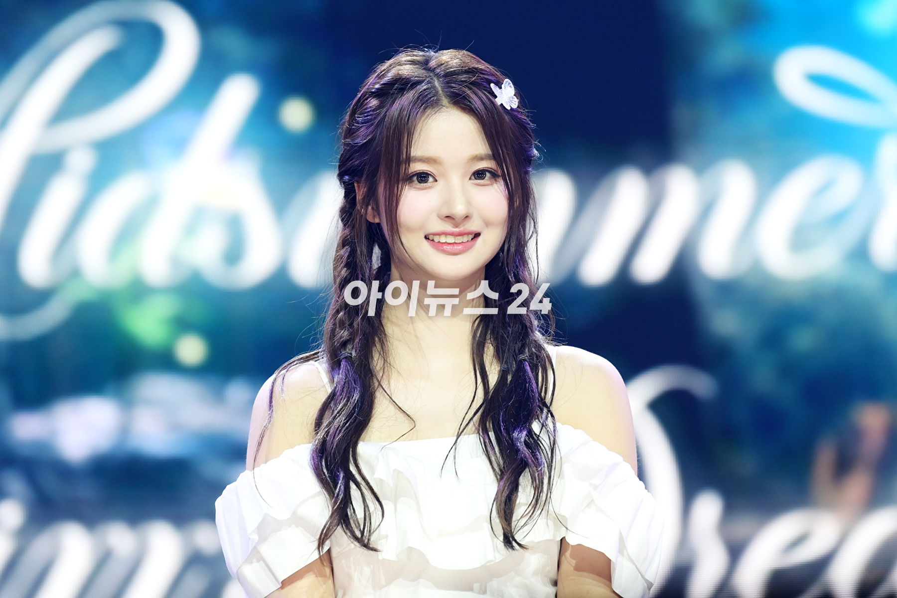 그룹 엔믹스 설윤이 11일 오후 서울 용산구 한남동 블루스퀘어에서 열린 엔믹스(NMIXX) 세 번째 싱글 앨범 &#39;어 미드서머 엔믹스 드림&#39;(A Midsummer NMIXX&#39;s Dream) 발매 기념 쇼케이스에서 타이틀곡 &#39;파티 어클락&#39; 무대를 선보이고 있다. [사진=정소희 기자]
