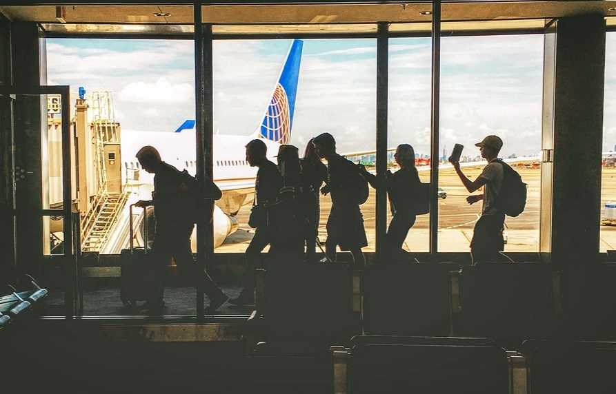 여러 명의 그룹으로 여행을 떠나는 이들의 모습