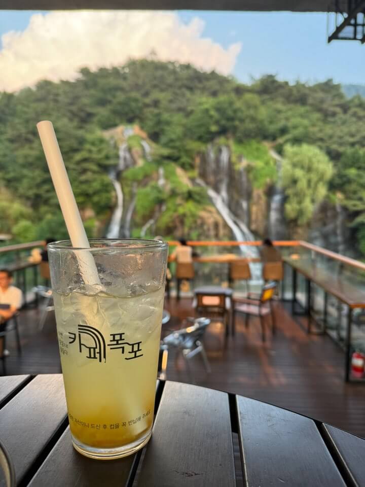 카페폭포 2층 테라스