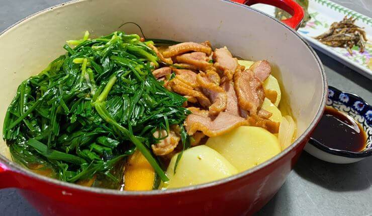 빨간 냄비 안에 오른쪽에는 익은 부추가 있고 오른쪽에 훈제 오리가 있다. 그 아래에 단호박과 감자가 있다.
냄비 옆에는 검은색 소스가 담겨진 작은 종지가 있다..
그리고 그 뒤 접시에 멸치 볶음이 보인다