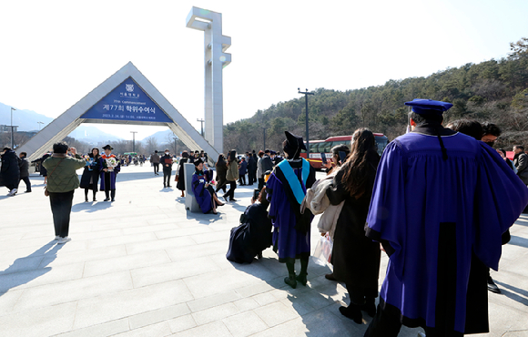 [서울=뉴시스] 서울대학교 졸업생들이 24일 서울 관악구 서울대학교 정문 앞에서 2023년 서울대학교 제77회 학위수여식을 앞두고 기념촬영을 위해 줄지어 기다리고 있다.