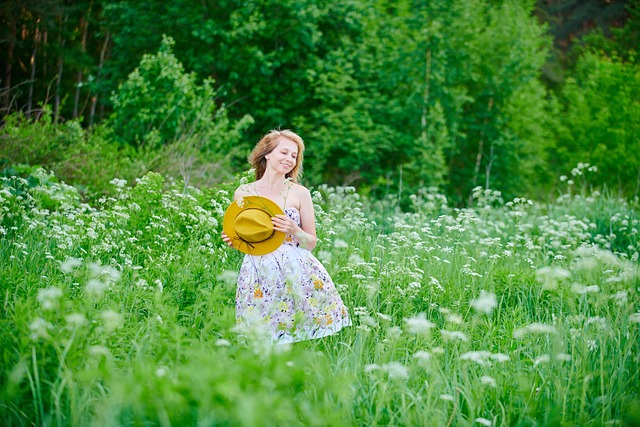 숲을 산책 하는 여인