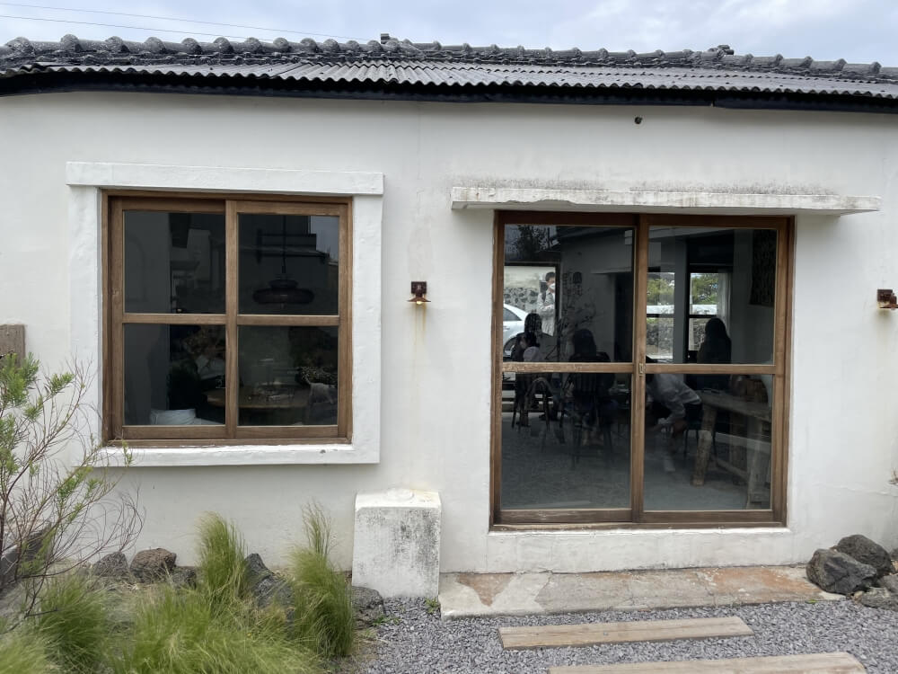 제주-한림-카페-잔물결-건물-외관-전경