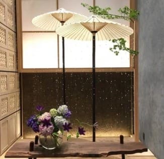 노란색의 간접조명이 비치고 파라솔이 있는 실내