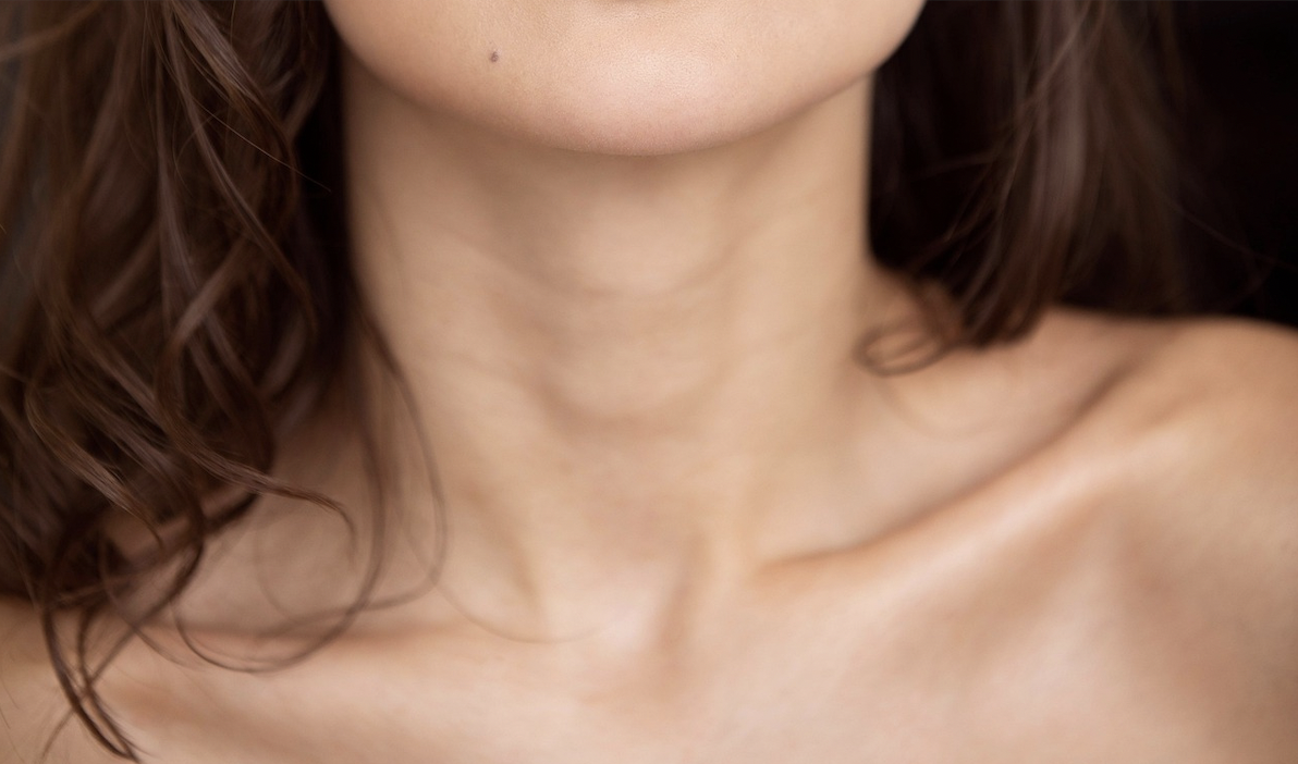 목주름이 있는 여성의 목 이미지