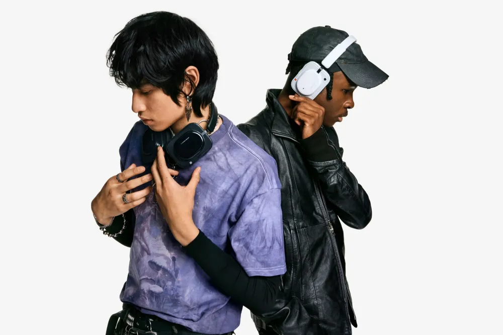 낫싱 헤드폰 (a) 착용 모델샷