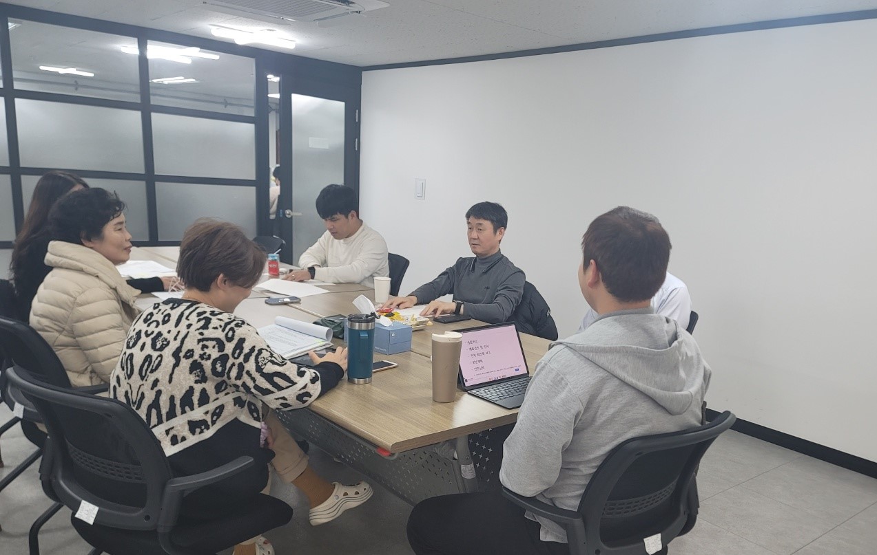 이미지설명: 동작지회 운영위원들이 진지하게 안건들에 대해 듣고 있다.