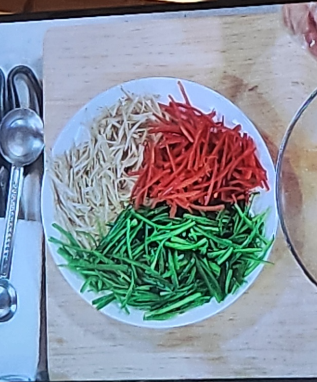 채썬 우엉, 풋고추, 홍고추가 준비된 모습