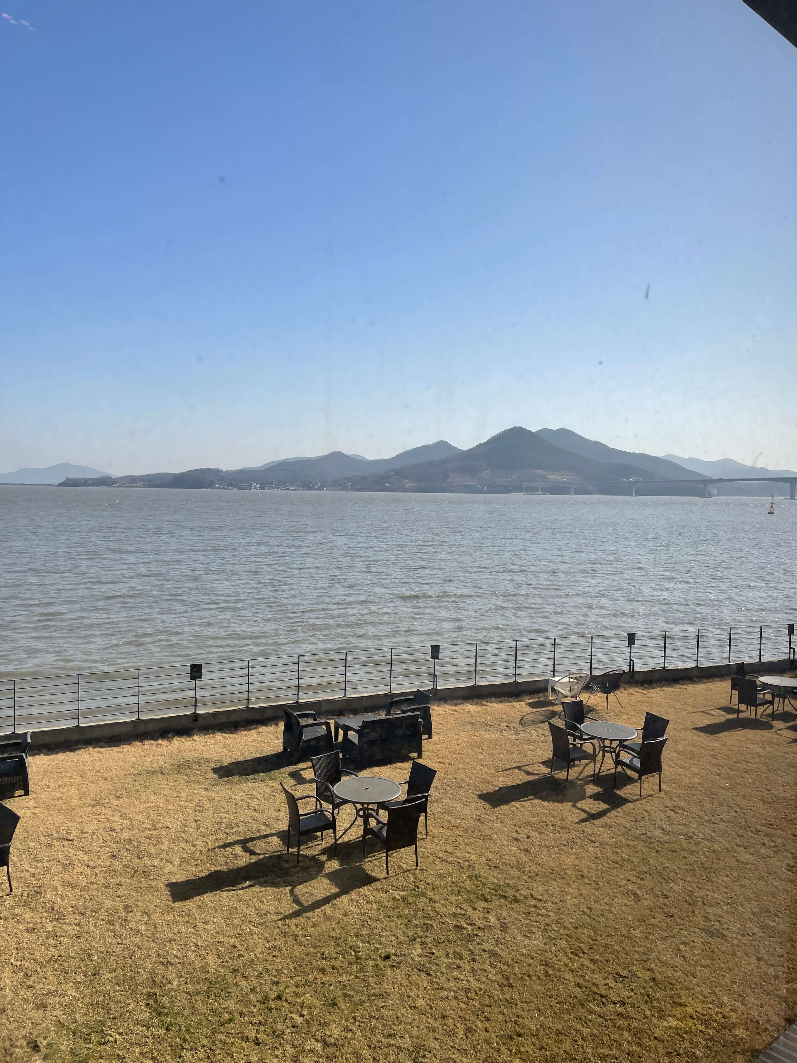 건물 앞 야외자리