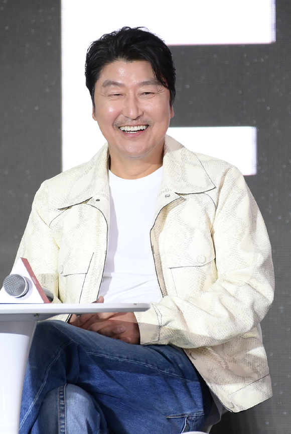 배우 송강호가 7일 오후 부산광역시 해운대구 영화의전당에서 진행된 제28회 부산국제영화제 &#39;거미집&#39; 오픈토크에 참석하고 있다. [사진=정소희 기자]