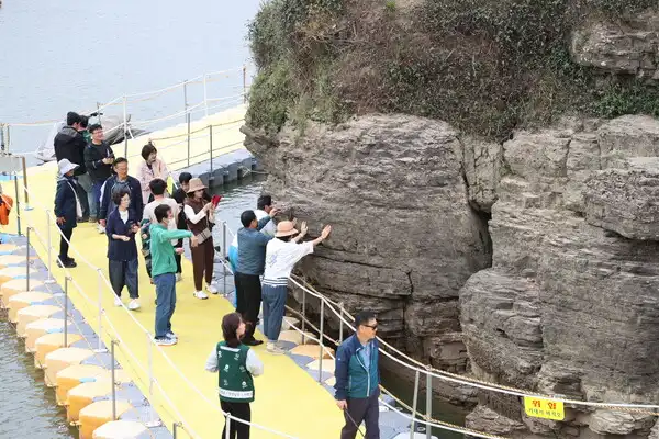 의령 솥바위와 리치리치 페스티벌 &ndash; 소원을 들어주는 부자의 명소
