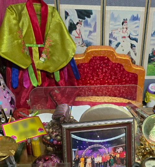 노란색 한복이 걸린 천왕옥보살 상담실