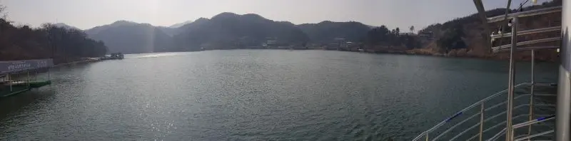 남이섬으로 들어가는 선박안에서 바라본 북한강과 산자락