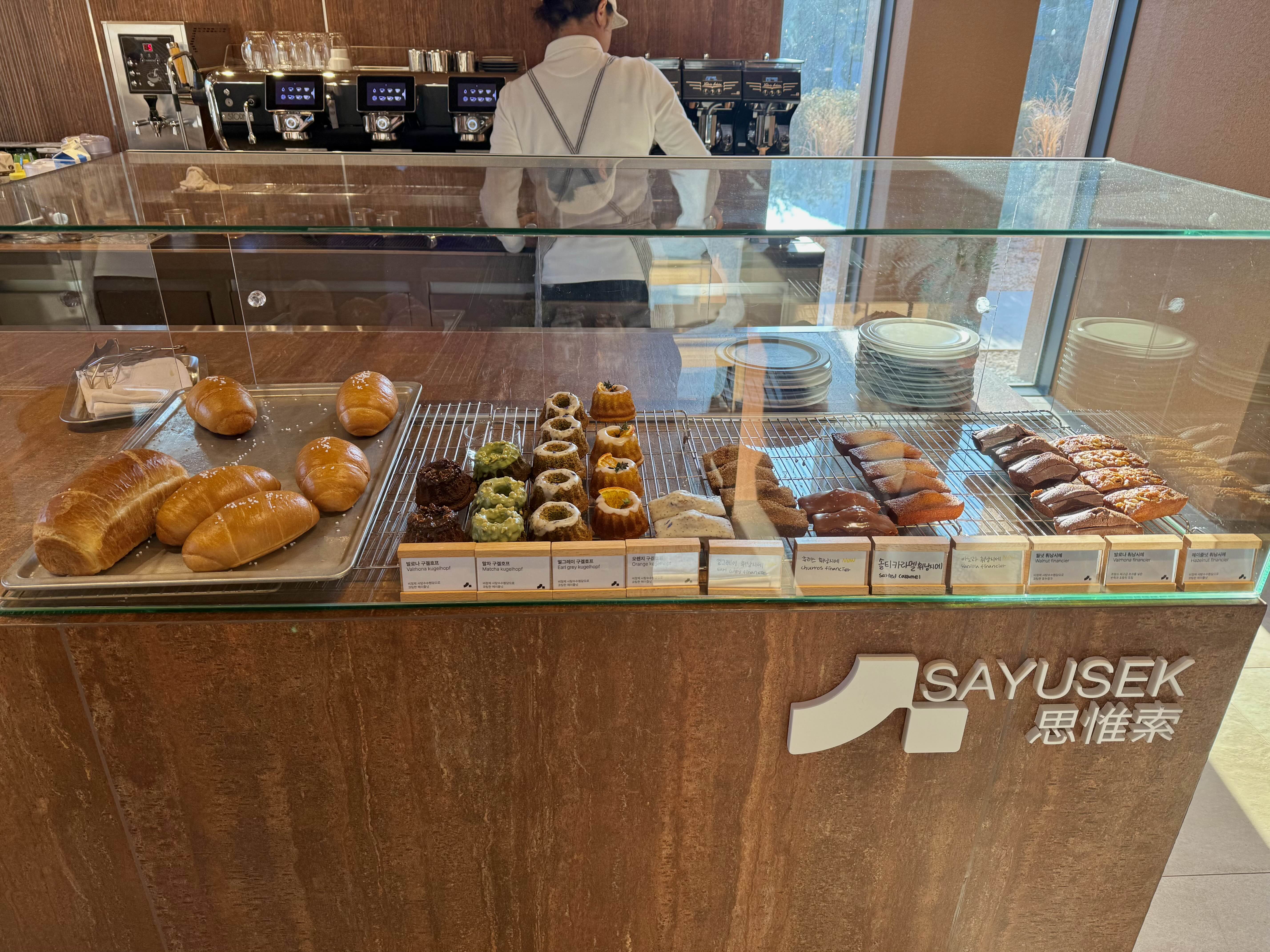 사유색의 베이커리 진열대