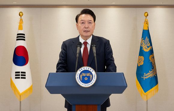 윤석열 대통령이 12일 용산 대통령실에서 대국민 담화를 하고 있다. 2024.12.12 [대통령실 제공. 재판매 및 DB 금지] [사진=연합뉴스]