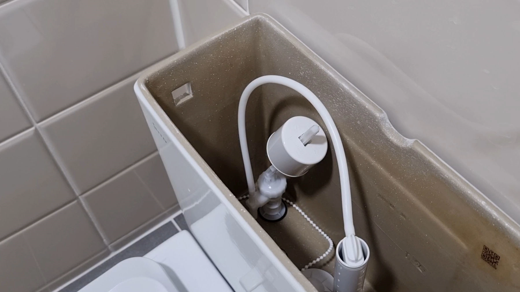 양변기 물탱크 안쪽 모습