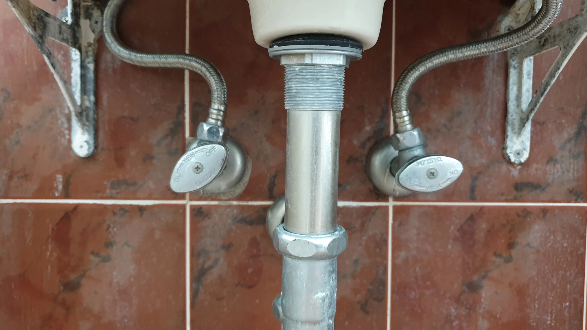 세면대 급수 호스 연결 모습