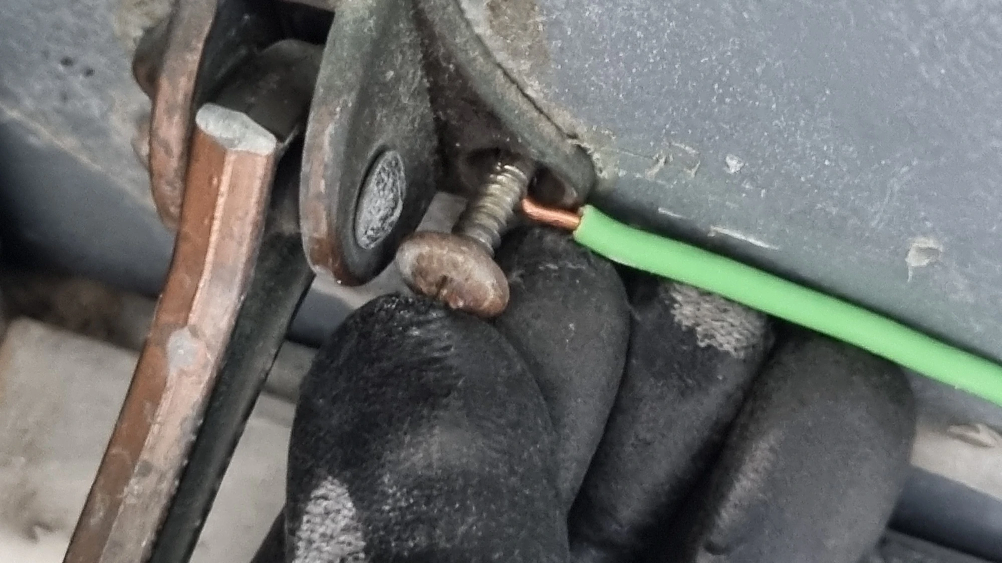 나사못 고정하는 모습