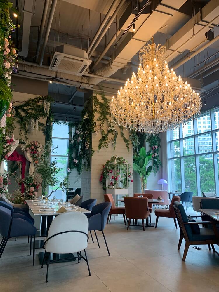 내부 단체석 및 4인테이블과 샹들리에