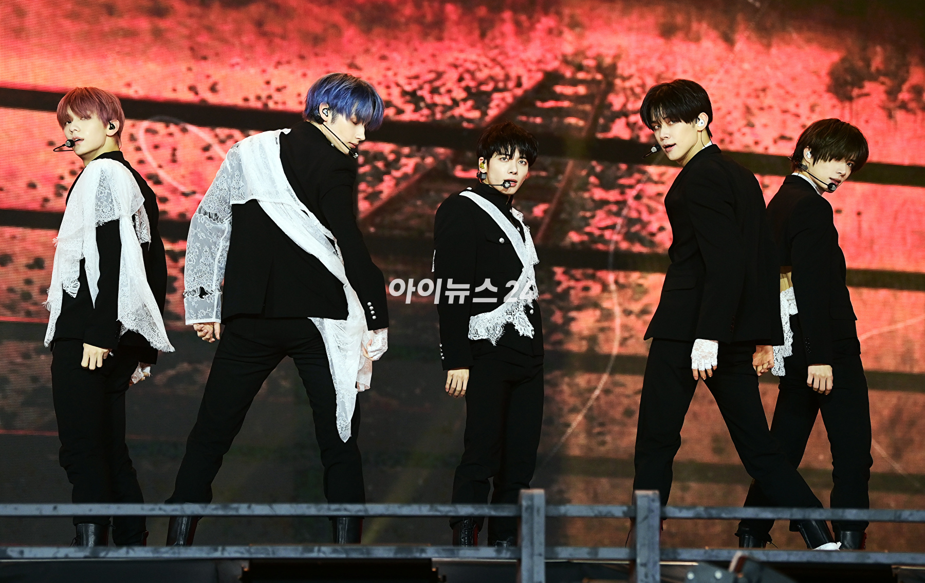 그룹 투모로우바이투게더(TXT)가 1일 오후 여섯 번째 미니앨범 '미니소드 3 : 투모로우(minisode 3: TOMORROW)' 발매 기념 쇼케이스에서 타이틀곡 'Deja Vu' 무대를 선보이고 있다. [사진=정소희 기자]