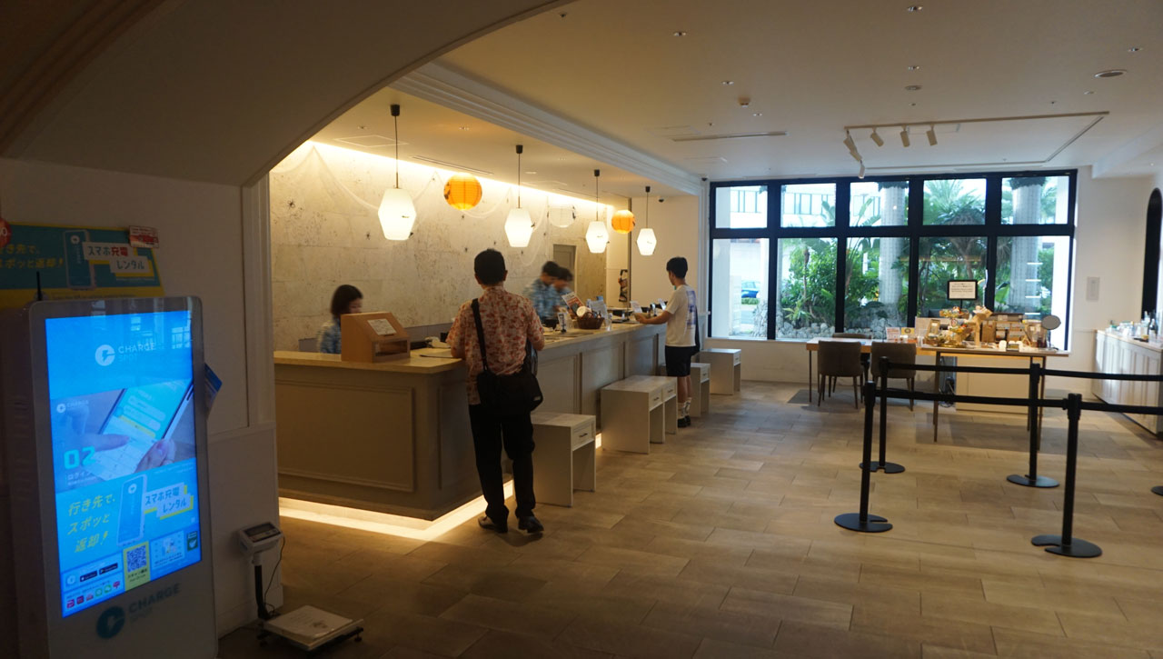 레쿠 오키나와 차탄 스파 리조트에서 체크인을 하고 있다.