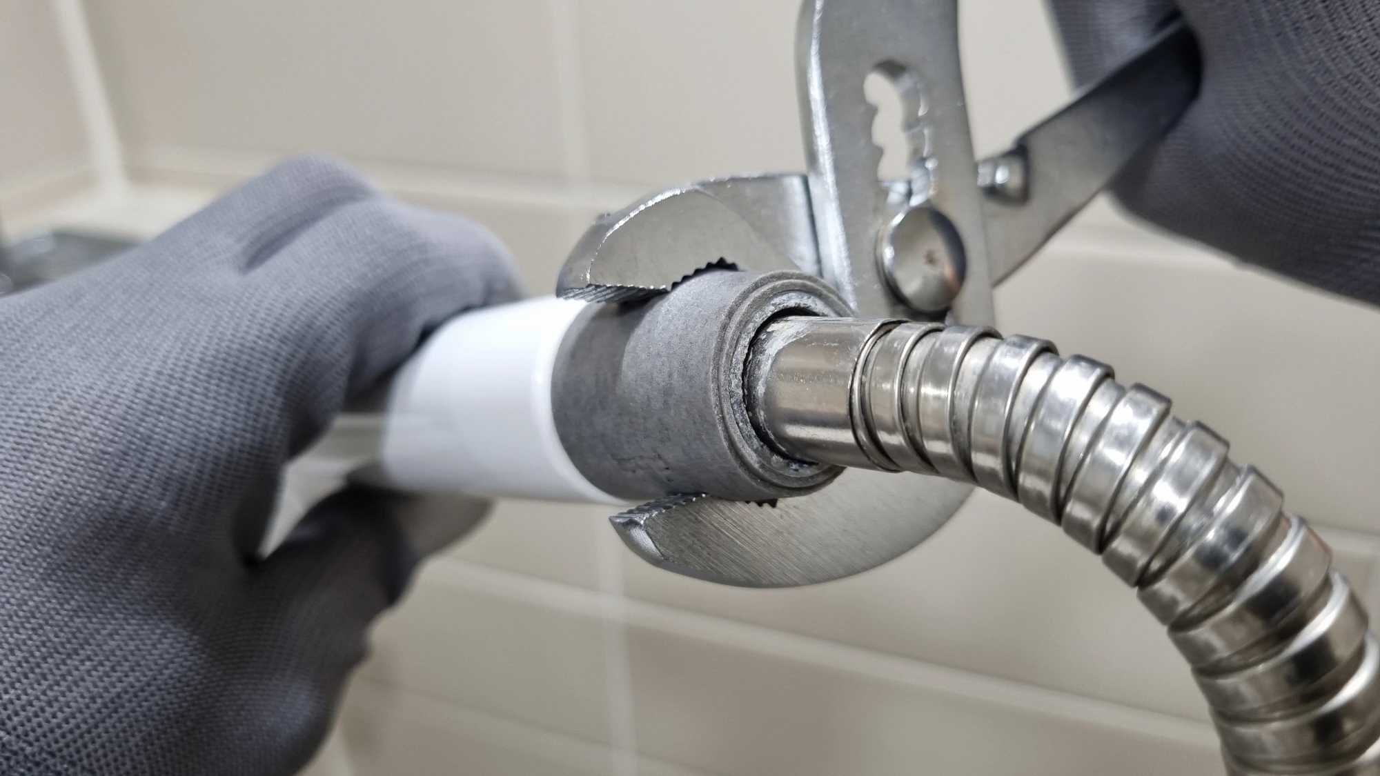 샤워기 헤드 돌리는 모습