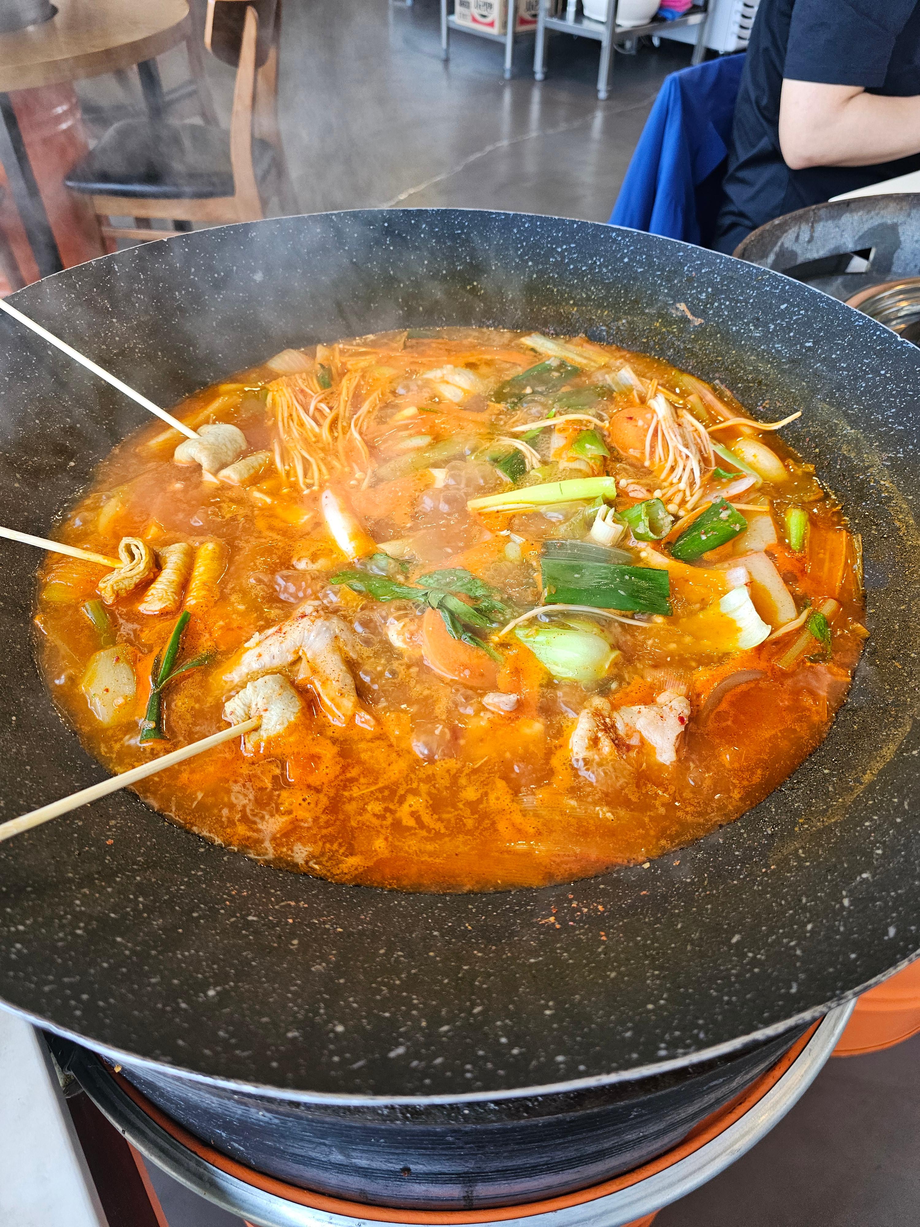 솥뚜껑 닭볶음탕