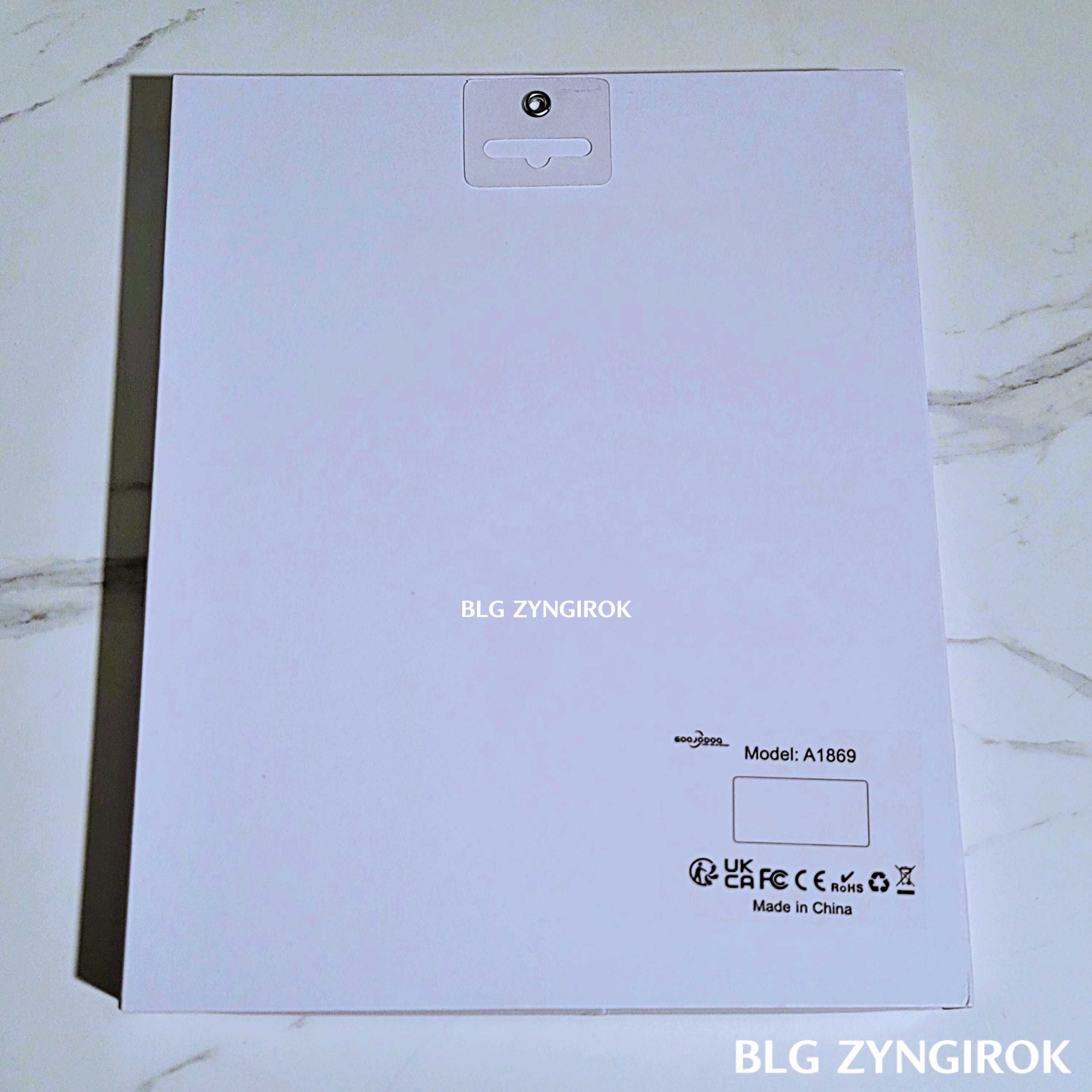 아이패드 키보드 케이스 상자가 테이블 위에 놓여있다.