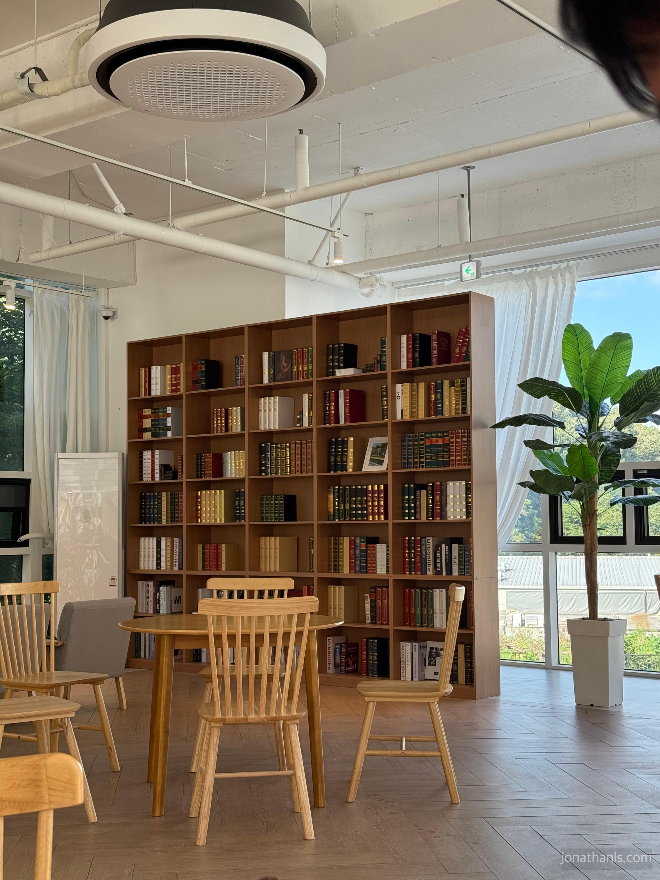 용인 신봉동 몬스마리 베이커리 카페 2층 실내 공간