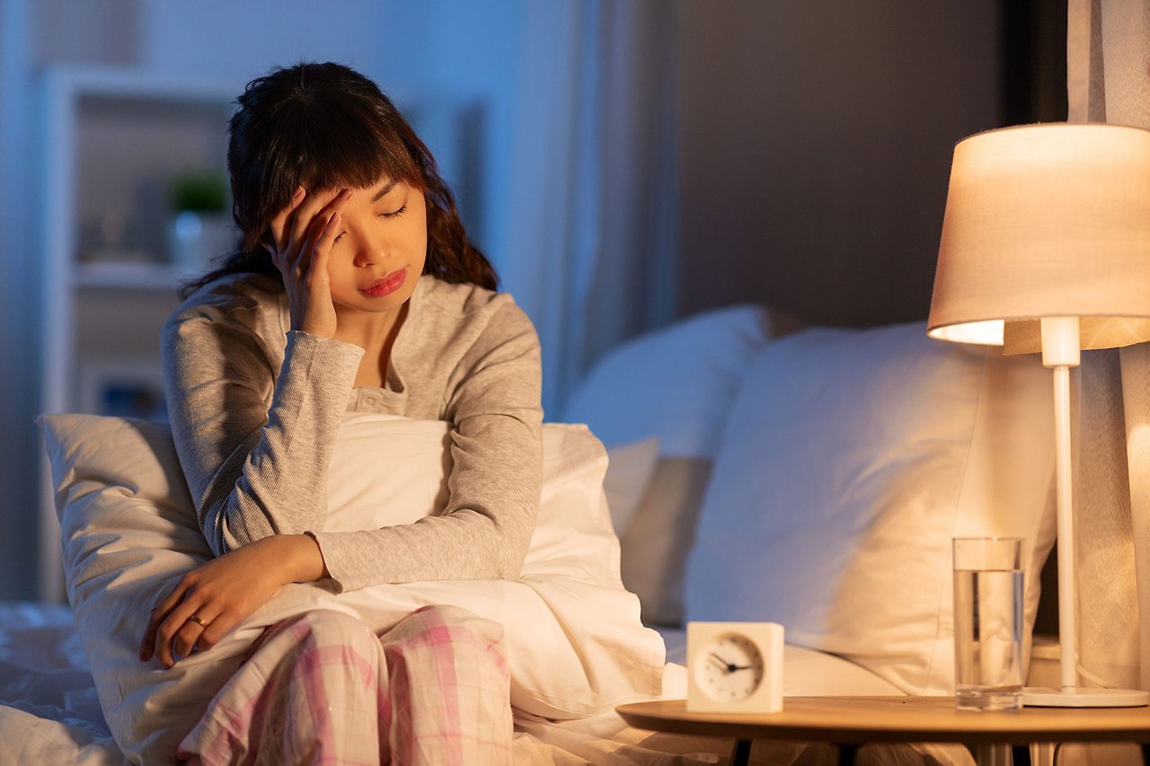불면증으로 잠을 못들고 있는 여성 사진