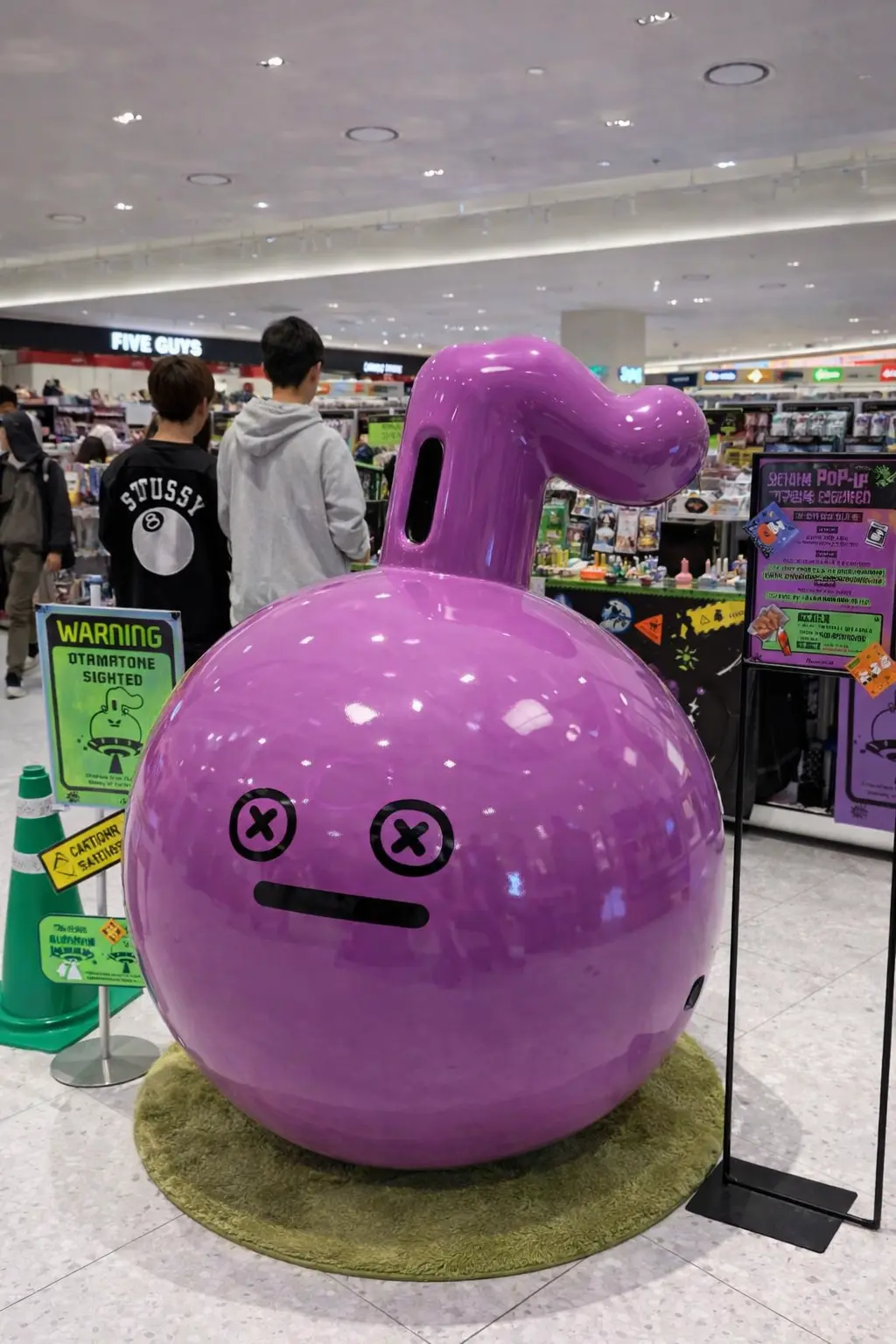 전시&middot;팝업 부스에 설치한 캐릭터 마스코트 조형물, 부스 동선에 맞춰 바닥 매트와 안내 사인까지 함께 배치한 하오팩토리 제작&middot;설치 사례